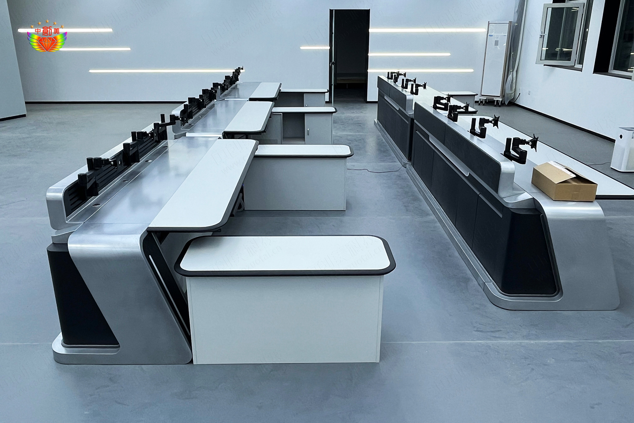 專業(yè)調(diào)度臺(tái)照片